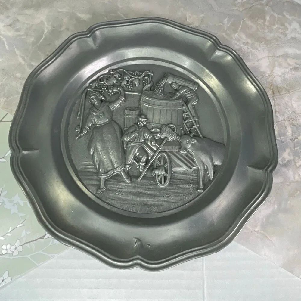 Vintage Pewter Buck plate display 8.5”. 95/100